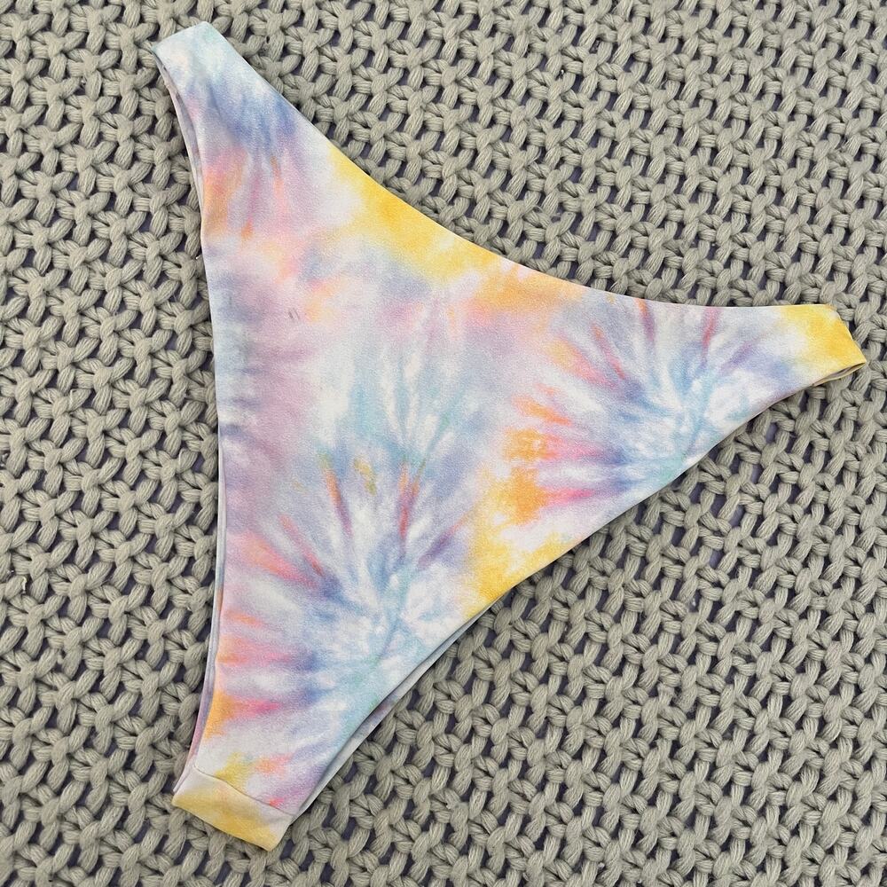 Skatie• ‘Kelly’ Bikini Bottoms in TAVARUA Tie Dye - Picture 8 of 11